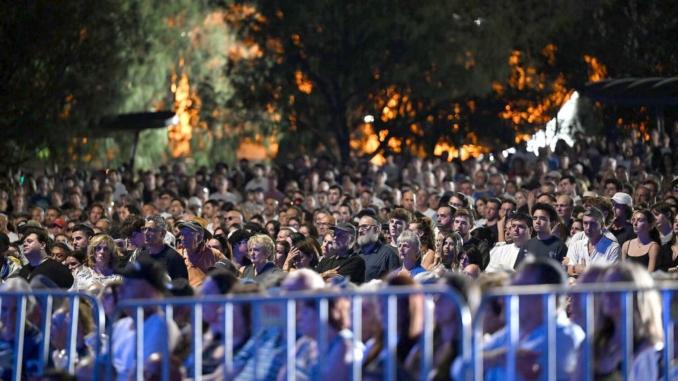 Zahlreiche Menschen nehmen an einer Mahnwache zum Nationalen Gedenktag für die Opfer und Überlebenden des Anschlags am Bondi Beach in Sydney teil. Foto: Dean Lewins
