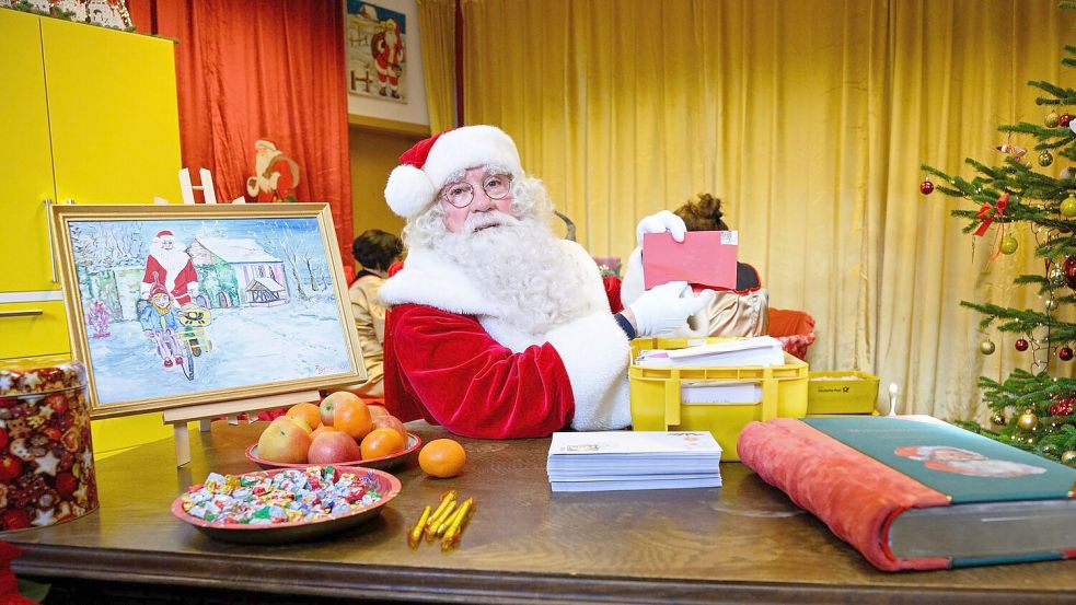 Ob der Weihnachtsmann die Wünsche der Ostfriesen für ihre Städte erfüllen kann, wissen wir nicht. Wir versuchen es trotzdem mal. Foto: Bernd von Jutrczenka/dpa
