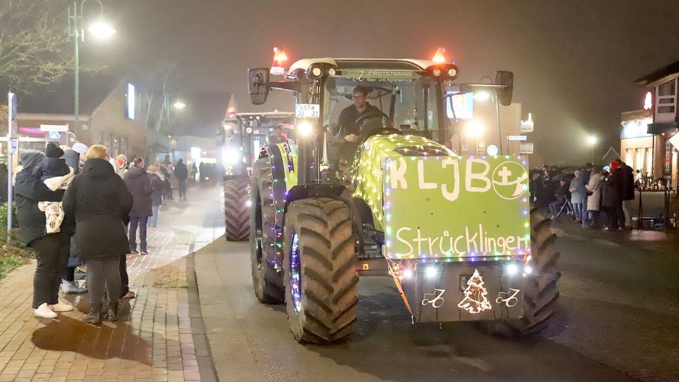 Rund 200 wunderbar beleuchtete Traktoren rollten über die Straßen im Saterland. Foto: Hans Passmann