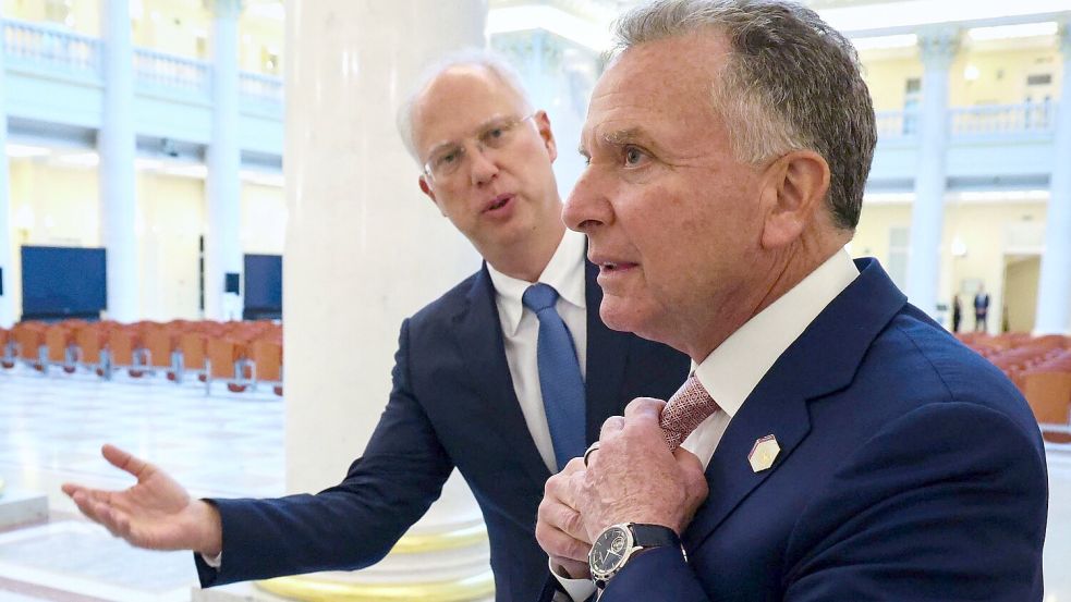 Kreml-Unterhändler Kirill Dmitrijew (links) und der Sondergesandte Steve Witkoff bei Gesprächen sind die Hauptfiguren bei den Gesprächen in Miami. (Archivbild) Foto: Vyacheslav Prokofyev/Pool Sputni