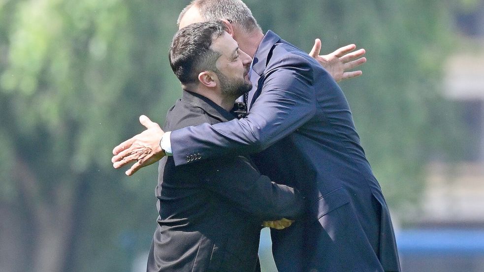 Bundeskanzler Friedrich Merz umarmt Wolodymyr Selenskyj, Präsident der Ukraine, in Berlin: Der Bundeskanzler will derzeit nicht mit Wladimir Putin sprechen. Foto: JOHN MACDOUGALL