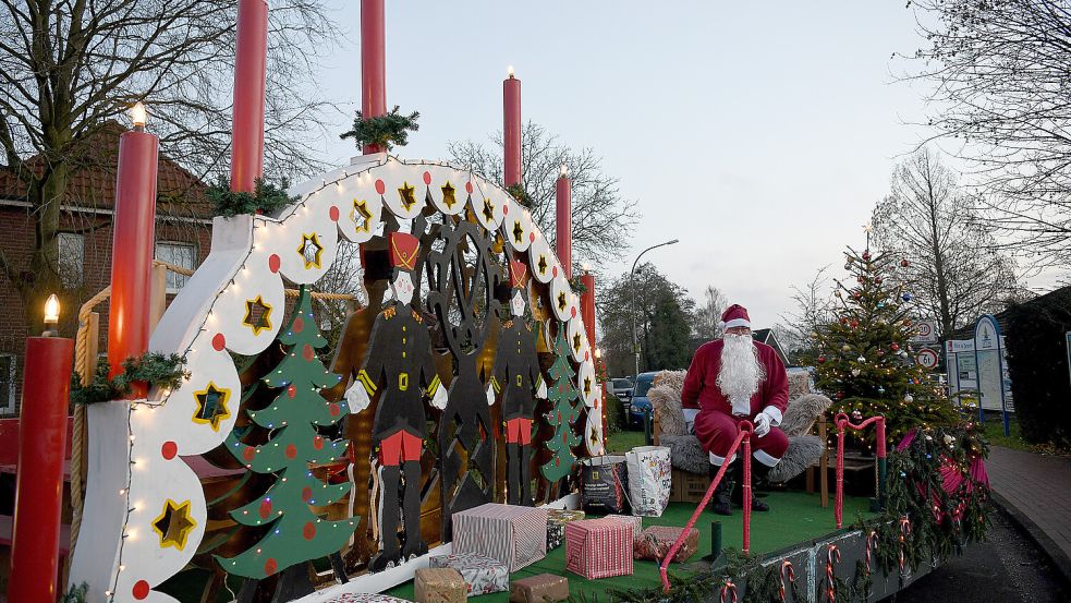Mit diesem prächtig geschmückten Wagen kam der Weihnachtsmann beim Burgcafé in Stickhausen an. Foto: Melchert Stromann