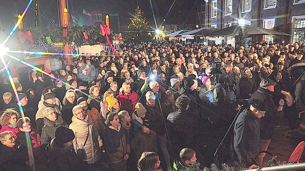 Der kleine, aber feine Weihnachtsmarkt bei der Waage in Leer ist bei vielen Besuchern sehr beliebt. Foto: Bodo Wolters