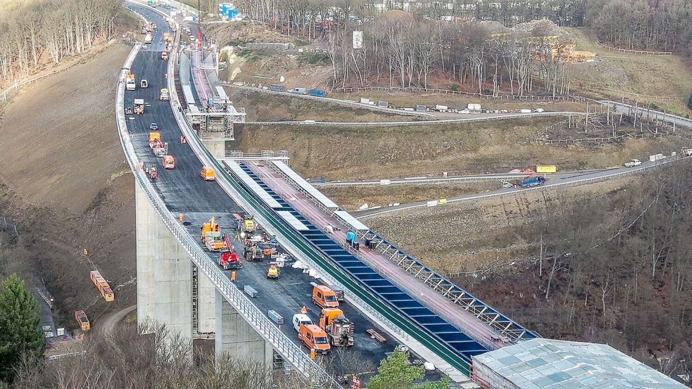 Überall Fahrzeuge und Arbeiter: Die Baufirmen haben die neue Brücke im Rekordtempo hochgezogen. Foto: Alex Talash/dpa