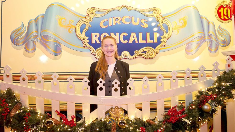 Im großen Räderwerk des Circus Roncalli ist Salome Junge ein kleines, aber nicht unwichtiges Rad. Bis zum 5. Januar ist sie mit dem Circus noch in Osnabrück. Foto: Thomas Wübker