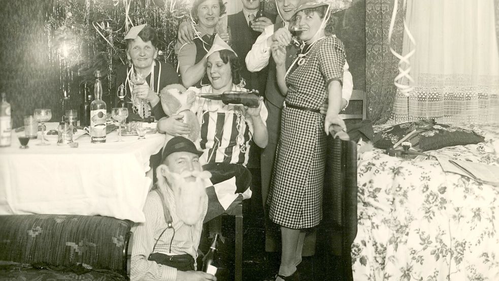 Ausgelassene Stimmung bei einer Weihnachtsparty um 1928: Ein Blick in die Vergangenheit zeigt, wie anders Weihnachten vor 100 Jahren gefeiert wurde – zwischen Tradition und kuriosen Bräuchen. Foto: IMAGO/Gerhard Leber