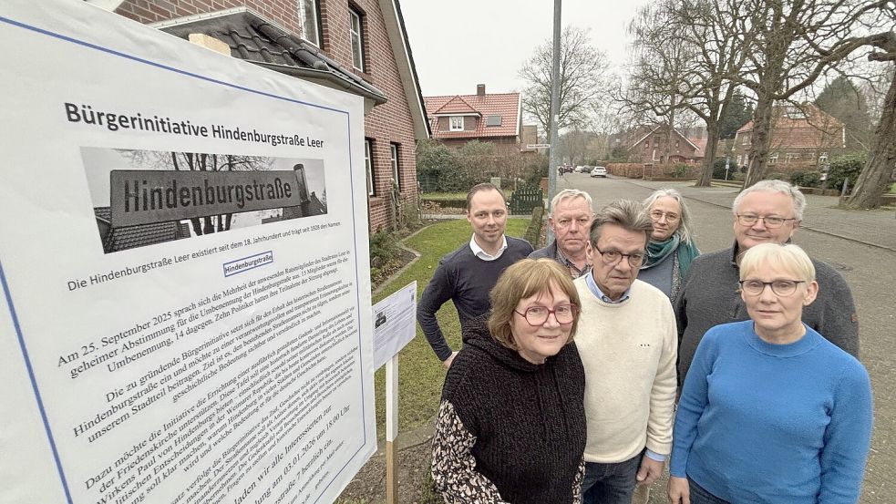 Andreas Gastmann, Hannelore Gastmann, Richard Gastmann, Wolfgang Kampen, Silke Buscher, Arnold Schwegmann und Gunda Schwegmann setzen sich dafür ein, dass die Hindenburgstraße ihren Namen behält. Foto: Jonas Bothe
