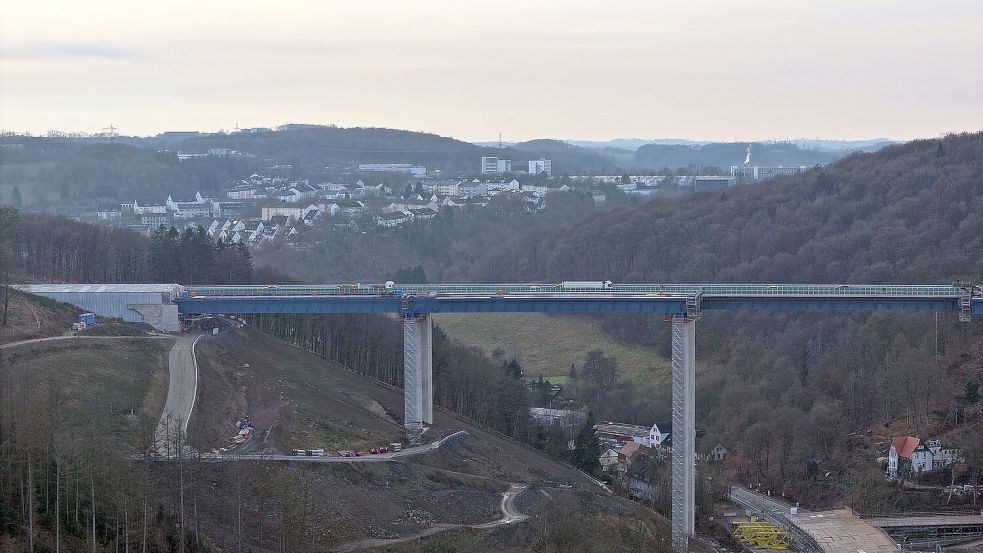 Nach vier Jahren rollt der Verkehr auf der Rahmedetalbrücke wieder. Foto: Sascha Thelen