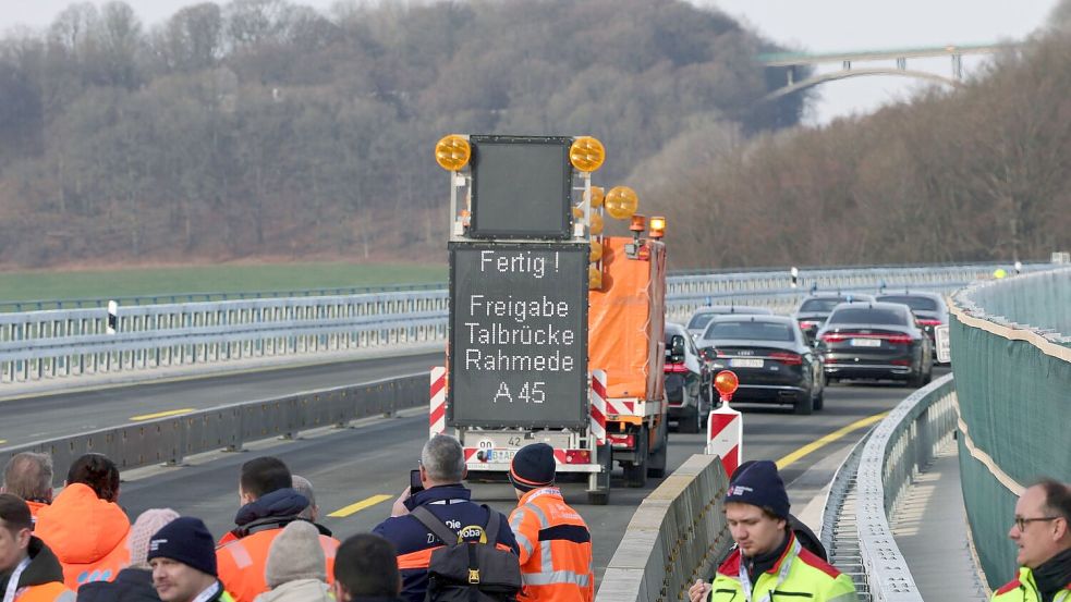 Nur ein Wort: „Fertig!“ steht auf dem Verkehrsschild auf der Rahmedetalbrücke. Foto: Rolf Vennenbernd