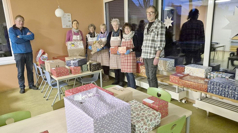 Sie verteilten nach der Lebensmittelausgabe die Geschenke (von links): Hans Reens, Michaela Dreyer, Margret Naber, Annegret Schütte, Edeltraud Kudla, Marianne Brand, Egbert Schmidt. Foto: Rosa Strohschnieder/Seniorenbeirat