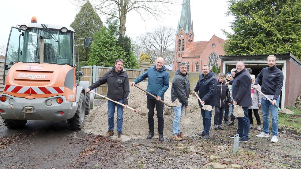 Erster Spatenstich für die neue Friedhofskapelle in Elisabethfehn (von links): Wilfried Lütjes, Thomas Perzul, Michael Beckmann, Nils Anhuth, Thomas Otto, Mathies Könenkamp. Foto: Hans Passmann