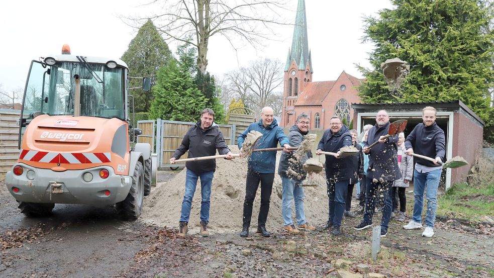Für den Neubau der Friedhofskapelle erfolgte der symbolische erste Spatenstich. Foto: Hans Passmann