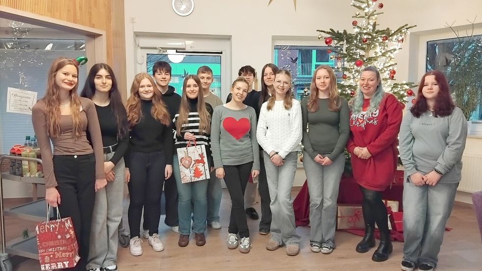 Schulkinder vom Albrecht-Weinberg-Gymnasium Rhauderfehn verteilten wenige Tage vor Weihnachten Weihnachtsgrüße an Menschen in Pflegeheimen der Region. Lehrkraft Wiebke Rademacher begleitete die Gruppe. Foto: Clarissa Scherzer