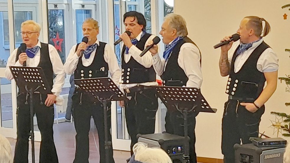 Die Band „De singenden Timmerlü“ sorgt im Reilstift Westrhauderfehn für festliche Stimmung. Foto: Reilstift Rhauderfehn/ Steffen Schmidt