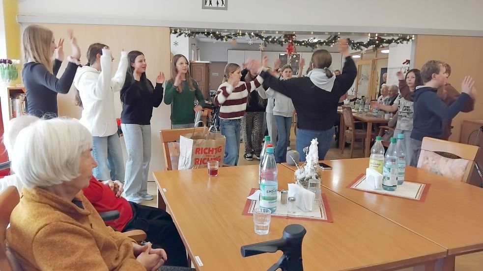 Mit einer eingeübten Choreographie zu klassischen Weihnachtsliedern bringen die Kinder festliche Stimmung ins Seniorenzentrum. Foto: Clarissa Scherzer