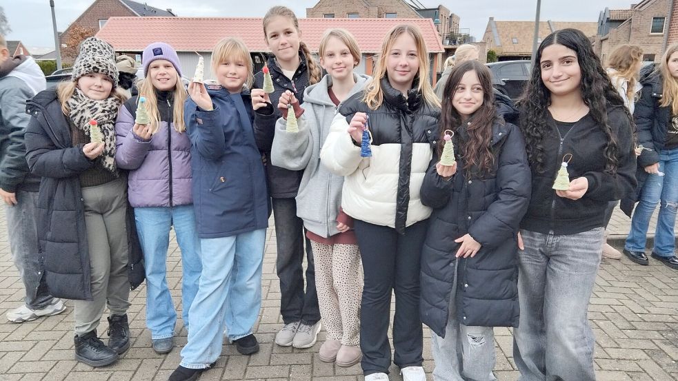 Die Schülerinnen und Schüler überreichen ihre selbstgebastelten Geschenke im Seniorenzentrum Rhaudermoor. Foto: Clarissa Scherzer