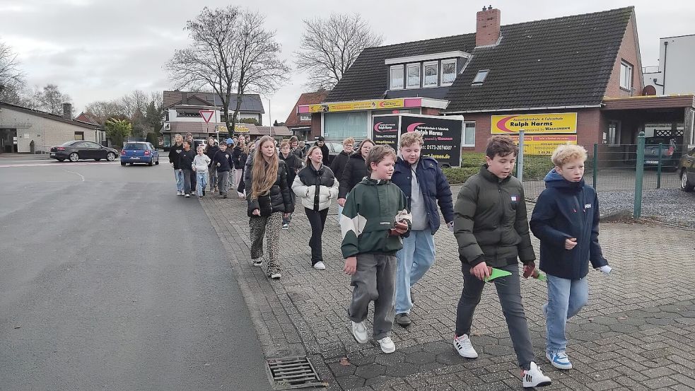 Die Schülerinnen und Schüler machten sich in Begleitung von mehreren Lehrkräften zu Fuß auf den Weg vom Albrecht-Weinberg-Gymnasium zum Seniorenzentrum Rhaudermoor. Foto: Clarissa Scherzer
