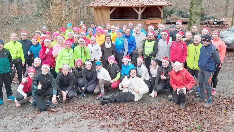 Rund 60 Sportler trafen sich vor einem Jahr zum Heiligabendlauf. Vor Ort wurden sie von der Bundestagsabgeordneten Gitta Connemann (vorne Mitte) begrüßt. Fotos: Privat