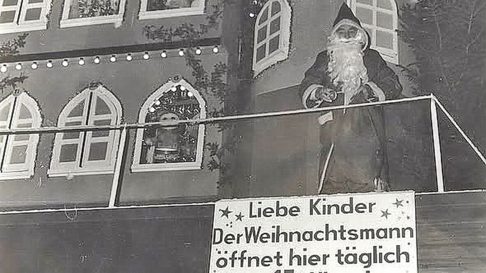 Auf dem Vordach öffnete der Weihnachtsmann höchstpersönlich in der Adventszeit täglich ein Türchen des Adventskalenders mit Märchenfiguren. Foto: Privat