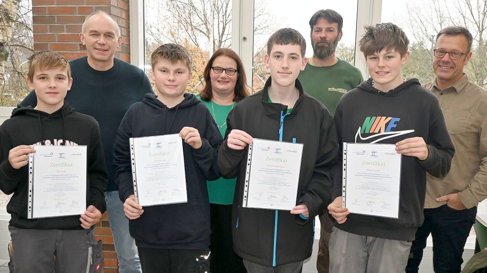 Im Rahmen der Abschlussveranstaltung überreichte Heino Stührenberg den vier am Projekt beteiligten Jugendlichen ein entsprechendes Zertifikat. Das Foto zeigt (vordere Reihe von links) Tim Taute, Tom Schröder, Marlon Heselmeyer und Marlon Schröder sowie (hintere Reihe von links) Ludger Mählmann und Maike Smidt (beide Schule am Osterfehn), Stefan Busemann und Heino Stührenberg (beide Firma Stührenberg). Fotos: Holger Weers