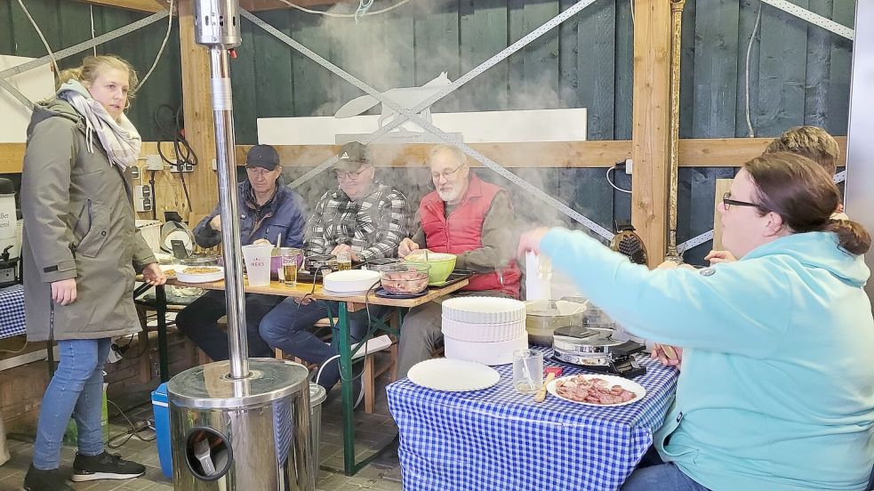 Auch in den Nebengebäuden der Mühle herrscht reges Treiben beim Speckendickenbacken. Archivfoto: Maike Meyerhoff
