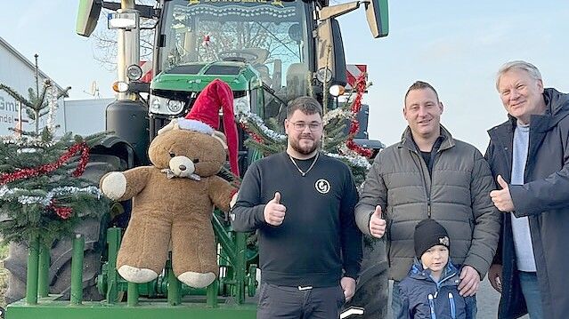 Daumen hoch für die Lichterfahrt mit Kundgebung (von links): Tobias Schulte, Peter Folkerts (oben), Lukas Folkerts (unten) und Organisator Thorsten Sinning. Fotos: Alina Schröder/privat