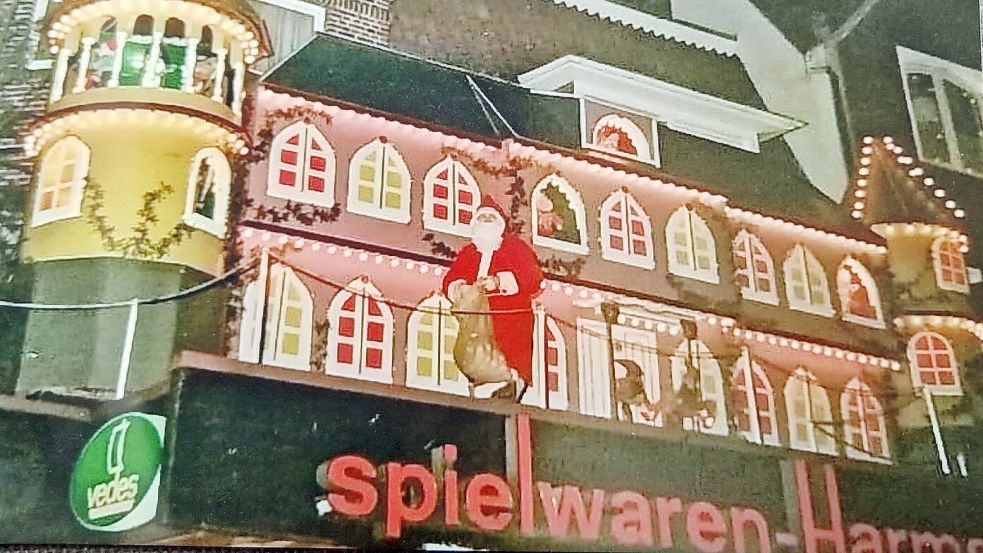 Hans-Robert Bosma war in seinem Element, wenn er die Türchen des Adventskalenders auf dem Vordach von Spielwaren Harms öffnete und Bonbons, Bälle und quietschorange Sparschweine in die Menge warf. Foto: Privat