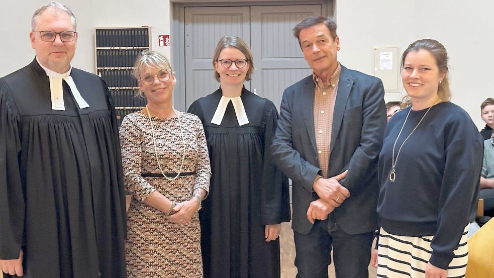 Bei der Einführung von Petra van Allen als Schulseelsorgerin (v.l.n.r.): Superintendent Thomas Kersten, Schulseelsorgerin Petra van Allen, Pastorin Mirjam Valerius (Steenfelde), Schulleiter Rainer Bruns (Schulzentrum Collhusen), Hanna Mihu (Lehrerin am Schulzentrum Collhusen und Organistin). Foto: Kirchenkreis Rhauderfehn/Andreas Engel