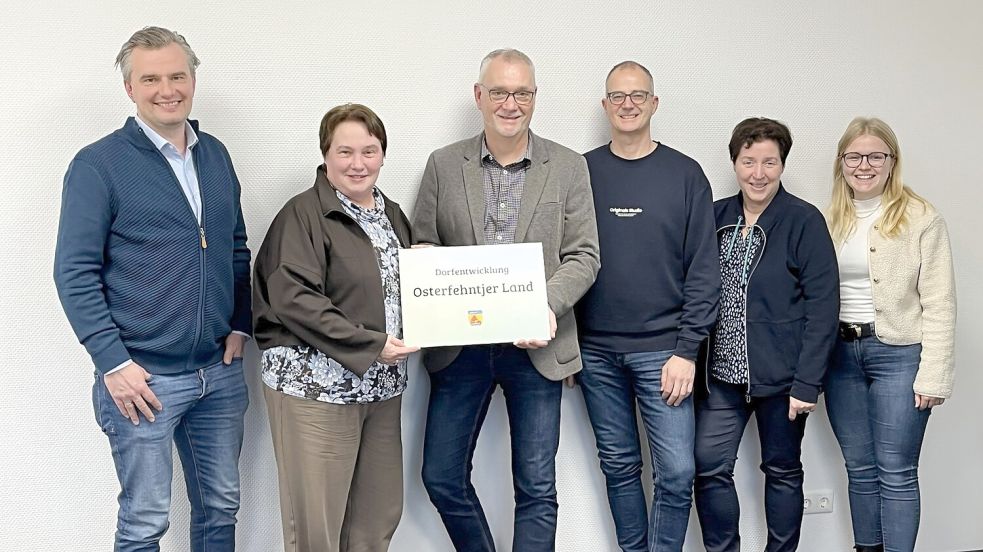 v.l.n.r. Michael Ripperda (pro-t-in GmbH), Dr. Annette Wilbers-Noetzel (pro-t-in GmbH), Bürgermeister Günter Harders, Fachbereichsleiter Planen & Bauen Guido Meyer, Allgemeine Vertreterin des Bürgermeisters Lydia de Boer und Fördermittelmanagerin Fenna Coordes. Foto: Gemeinde Ostrhauderfehn