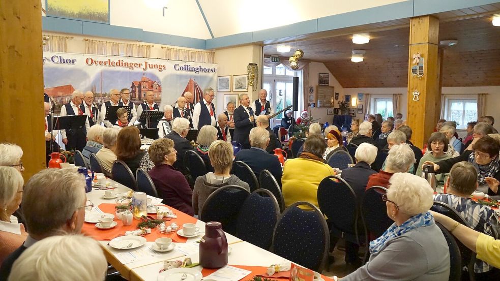 Der Shanty-Chor Overledinger Jungs Collinghorst e.V. sorgte beim Adventskonzert im Dörphus für festliche Stimmung. Foto: Rolf Knipper