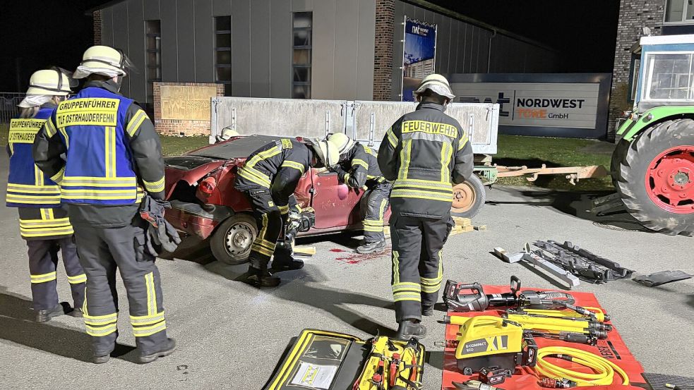 Die Feuerwehr Ostrhauderfehn übte am Montagabend im südlichen Gewerbegebiet für den Notfall.