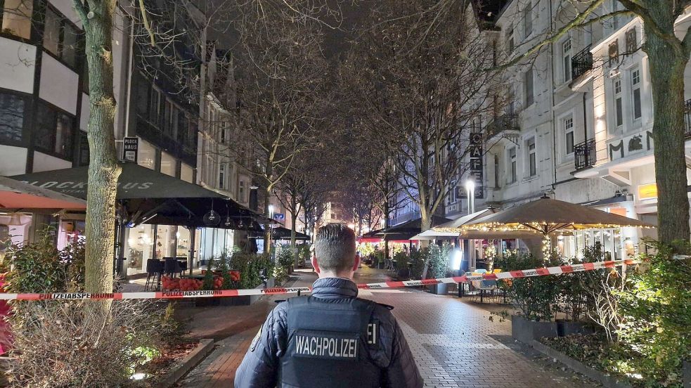 Ein Auto soll in der Gießener Innenstadt in eine Bushaltestelle gefahren sein, vier Menschen werden laut Polizei verletzt. Foto: Carolin Eckenfels