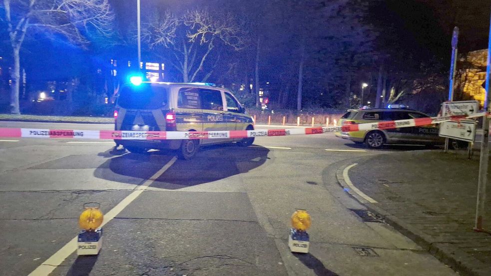 Die Polizei hat das Gebiet rund um die Bushaltestelle abgesperrt. Foto: Carolin Eckenfels