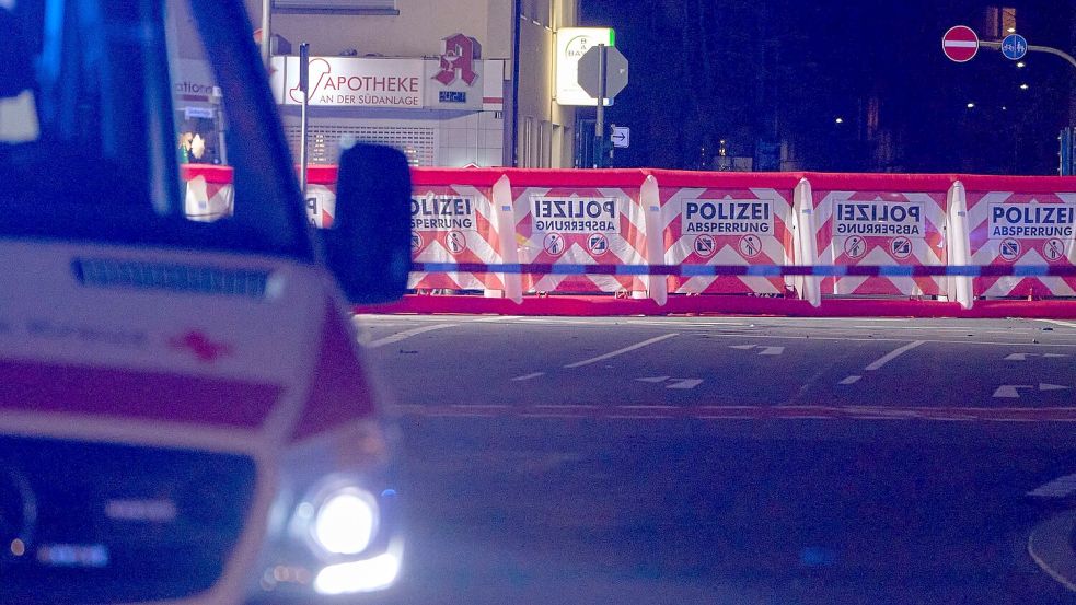 Die Polizei errichtete auch mobile Sichtschutzwände. Foto: Sascha Ditscher