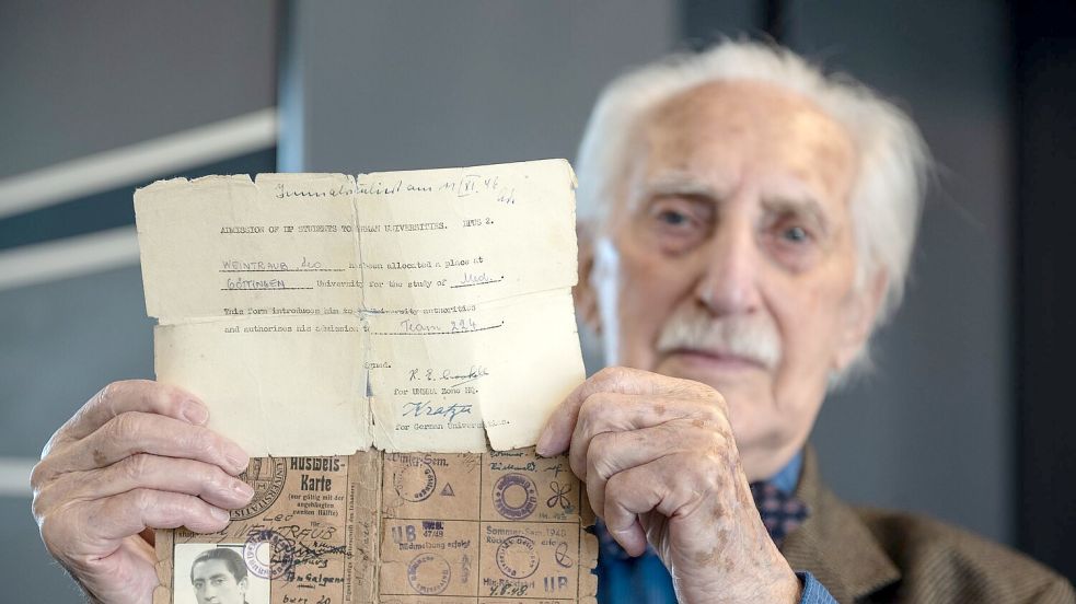 Leon Weintraub hält seine Immatrikulationsbescheinigung und seinen Studentenausweis in der Hand. (Archivbild) Foto: Swen Pförtner