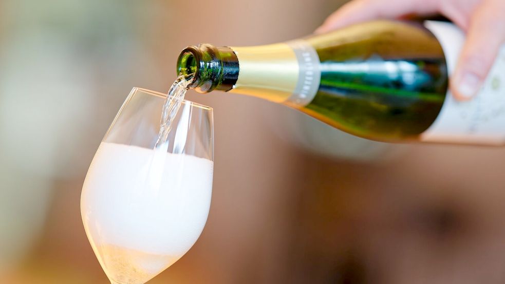 Schaumwein ist beliebt in Deutschland - aber der Absatz geht nach unten. (Symbolbild) Foto: Uwe Anspach