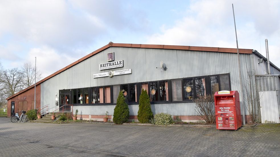 Wenn ein Investor für die geplante Reithalle in Ihren gefunden werden sollte, dann sind die Tage der Reithalle in Ihrhove gezählt. Sie soll weichen, weil die Gemeinde Westoverledingen ein Baugebiet realisieren will. Foto: Carsten Ammermann/Archiv