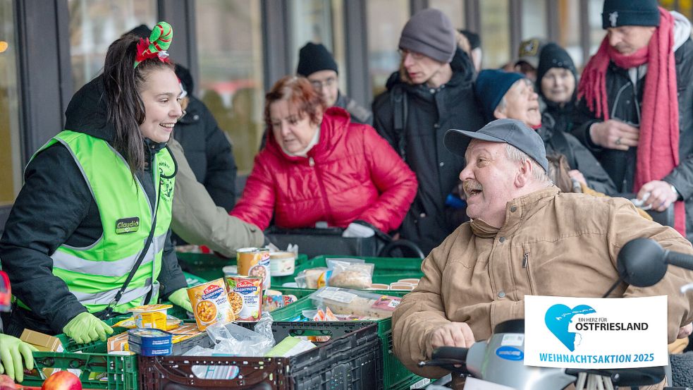 Die ehrenamtlichen Helfer vom Verein „Straßenanker“ zelebrieren bei ihren Verteilaktionen die Weihnachtszeit. Foto: Klaus Ortgies