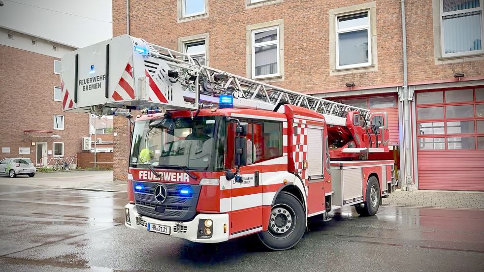 Die Feuerwehr Bremen musste am Montagabend einen brennenden BMW löschen. Foto: Eyke Swarovsky