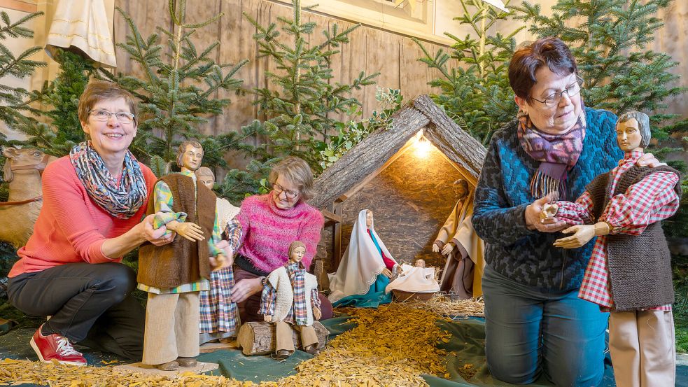 Mit viel Leidenschaft beim Aufbau der Krippe dabei: (von links) Agnes Wallschlag, Mechthild Hartwiger und Maria Meyer. Foto: Klaus Ortgies