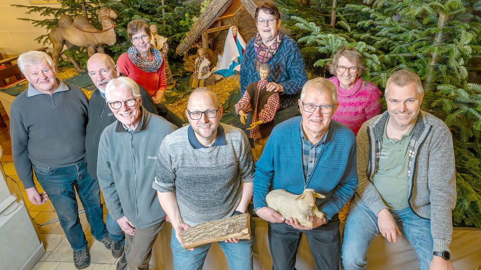 Ein Teil der Ehrenamtlichen, die seit vielen Jahren die Weihnachtskrippe in der Kirche St. Georg in Strücklingen aufbauen (vorne, von links): Heinrich Wallschlag, Heinz-Josef Meyer, Klaus-Dieter Hartwiger, Daniel Schulte, Georg Wallschlag und Michael Cordes; (hinten, von links) Agnes Wallschlag, Maria Meyer und Mechthild Hartwiger. Foto: Klaus Ortgies