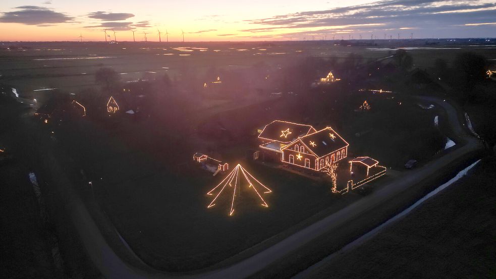 In Bingumgaste ist fast jedes Haus weihnachtlich erleuchtet. Foto: Lars Penning/dpa