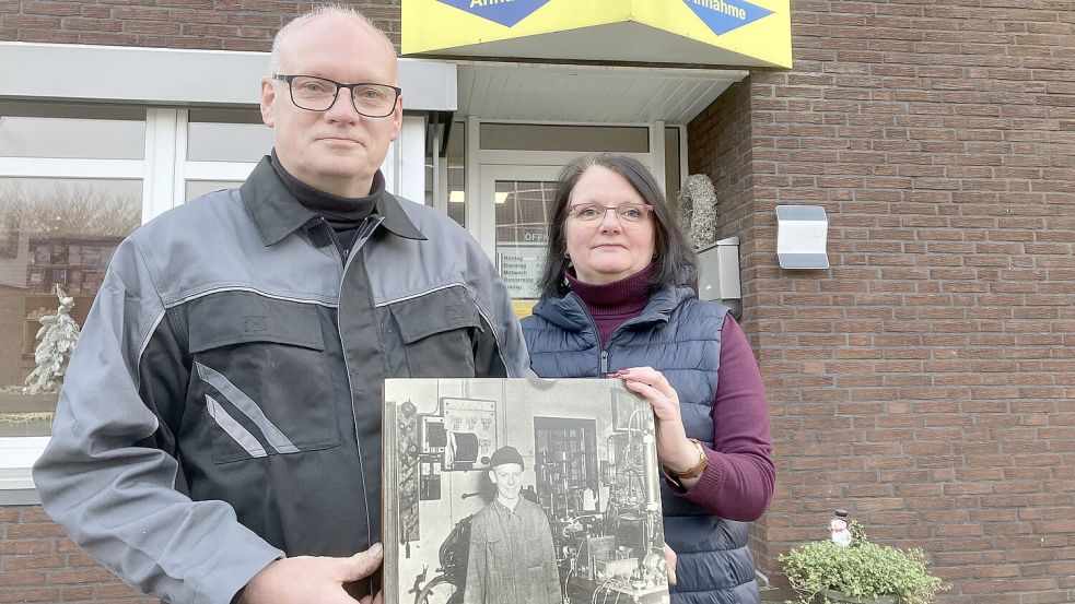 Das Erbe ihres Vaters beziehungsweise Schwiegervaters Josef Behrens in Ehren halten Hans-Gerd und Ingrid Behrens. Fotos: Gerd Schade