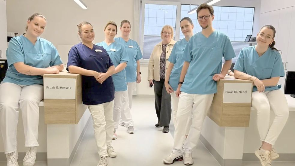 Das Bild zeigt das Team um Neurologin Esther Hessels (2. von links) und Elisabeth Bröring (4. von rechts), Praxismanagerin der Ambulanzen und des MVZ des Marien-Hospitals, in den neuen Praxisräumen der Diabetologie von Dr. Thomas Nebel. Foto: Marien-Hospital Papenburg Aschendorf