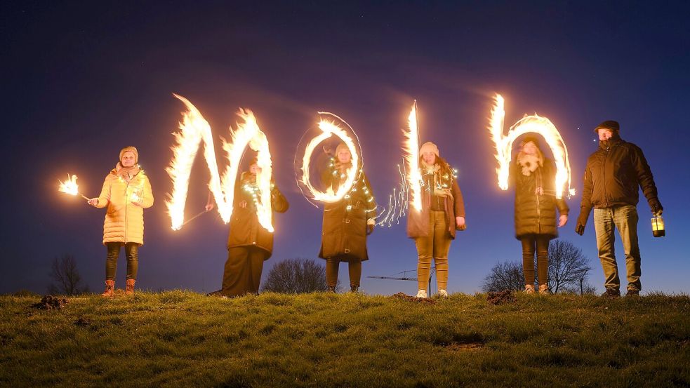 Im Wangerland wird das neue Jahr mit dem Deichleuchten eingeläutet. Auf 30 Kilometern Deichlinie treffen sich Menschen, um gemeinsam die Nacht zu erleuchten. Dabei wird auf potenziell gefährliches Feuerwerk verzichtet. Foto: Tim Alex