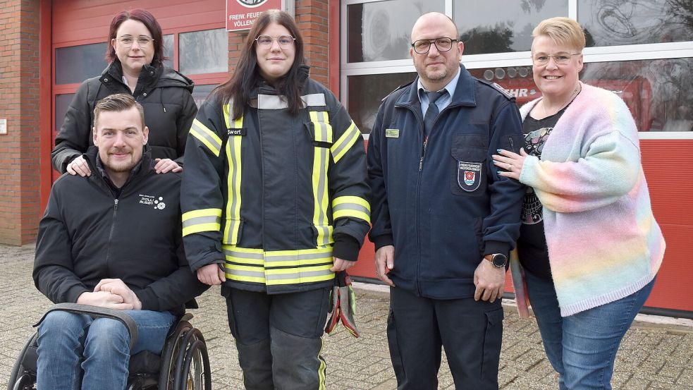 Patrick und Corinna Swart (von links) unterstützen ihre Tochter Aileen, die seit neun Jahren in der Feuerwehr in Völlenerfehn ist. Auf die größtmögliche Hilfe durch seine Frau Rieke (rechts) kann auch Markus Bruns von der Feuerwehr Völlen zählen. Fotos: Henrik Zein