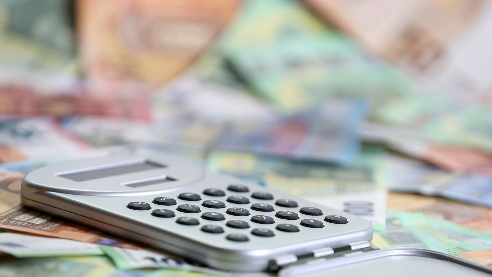 Ein Taschenrechner liegt auf verschiedenen Euro-Banknoten. (Symbolbild) Foto: Karl-Josef Hildenbrand