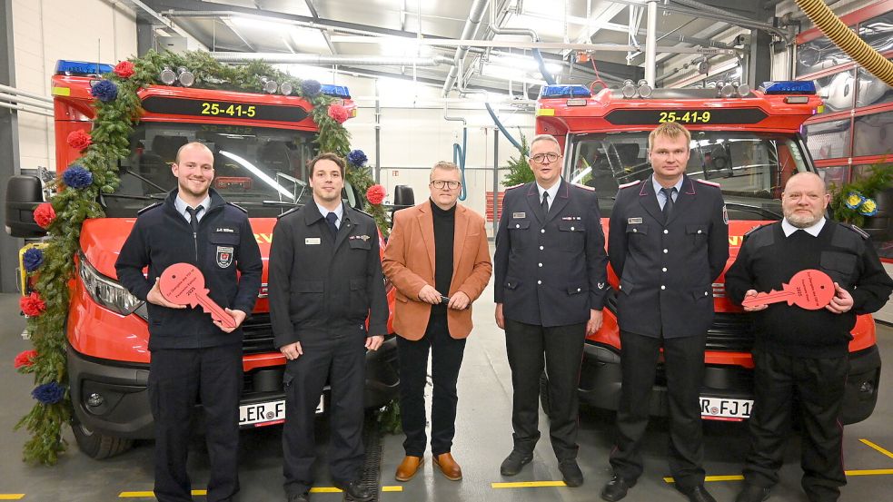 Weitergabe der symbolischen Schlüssel der beiden neuen Einsatzfahrzeuge durch die beiden Ortsbrandmeister an die die Gerätewarte. Das Bild zeigt (von links) Jan-Peter Willms (Gerätewart Feuerwehr Esklum), Matthias Netthöfel (Ortsbrandmeister Feuerwehr Esklum), Westoverledingens Bürgermeister Theo Douwes, Frank Harms (Gemeindebrandmeister), Jochen Niemand (Ortsbrandmeister Feuerwehr Ihren) und Dirk Steinmetz (Gerätewart Feuerwehr Ihren). Foto: Holger Weers