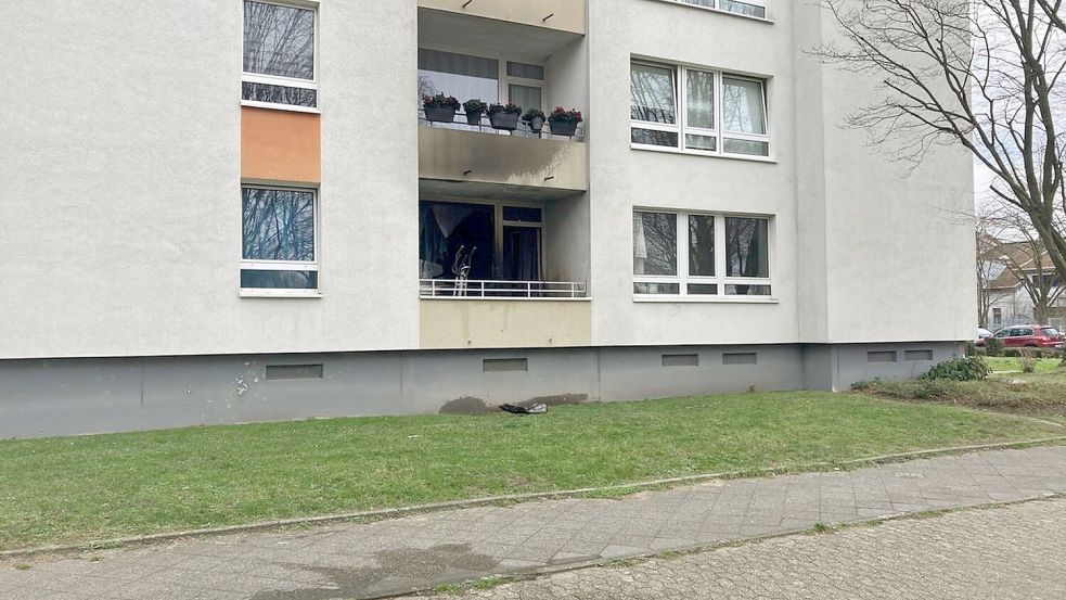 Spuren des Wohnungsbrands an der Fassade. Foto: Polizei Mettmann/dpa