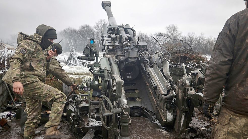 Ukrainische Soldaten beim Beschuss russischer Stellungen - nun mussten sie sich aus der Stadt Siwersk im Norden der Region Donbass zurückziehen. (Archivbild) Foto: Roman Chop/AP/dpa